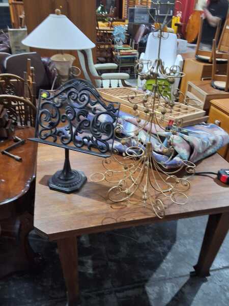 BOOKSTAND AND CENTRE PIECE