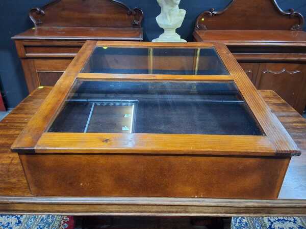 SHOP DISPLAY CABINET
