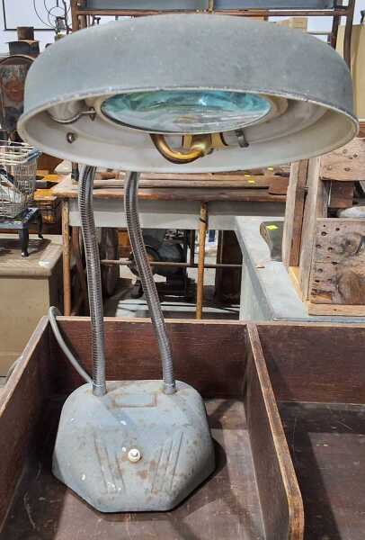 INDUSTRIAL MAGNIFYING LIGHT