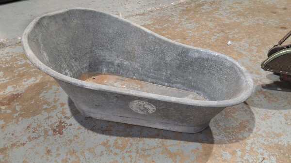 BATH TUB