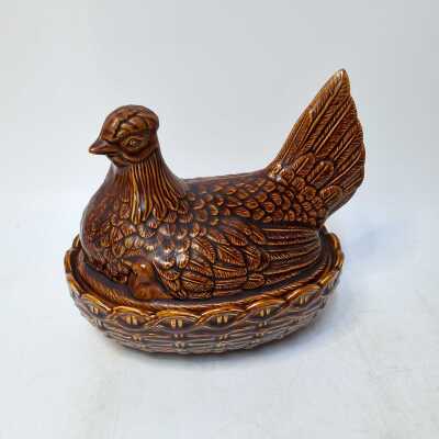 1210 · HEN ON NEST