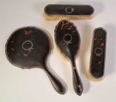 1070 · DRESSING TABLE SET