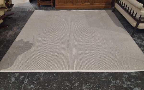 FLOOR RUG