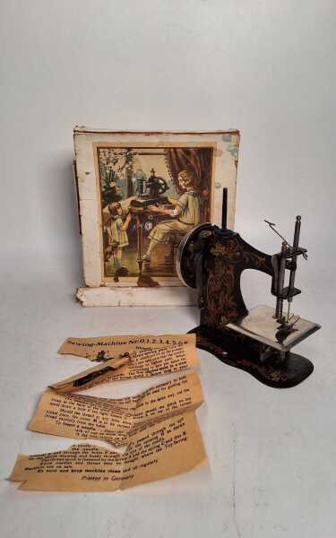CHILDRENS SEWING MACHINE