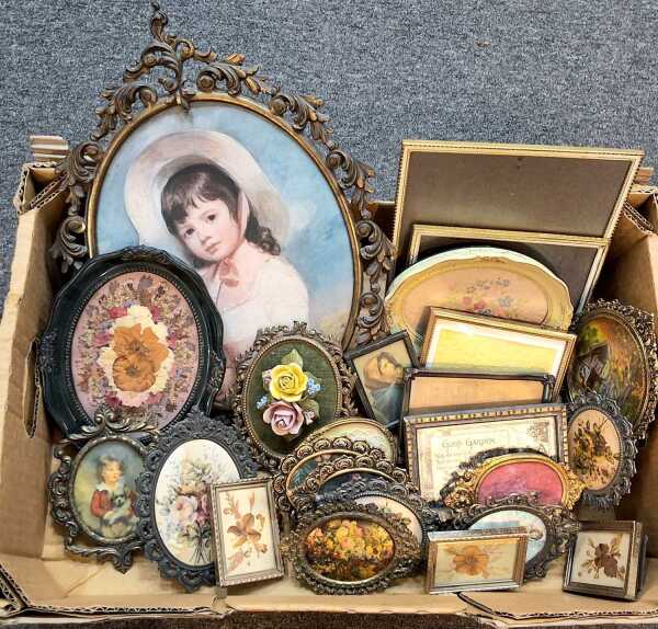 PRETTY PICTURE FRAMES