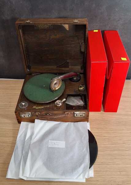 RECORD PLAYER