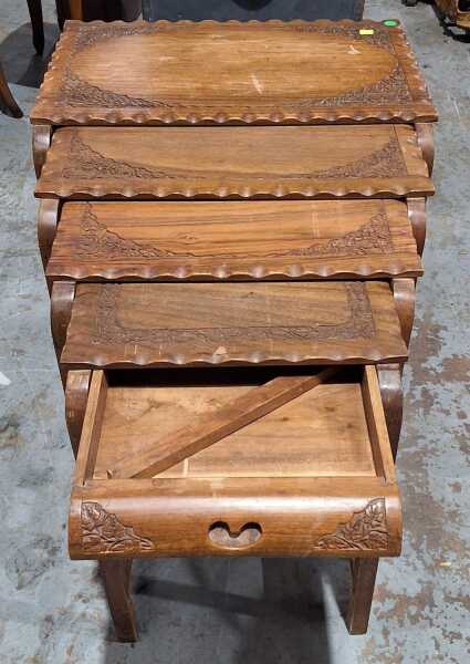 NESTING TABLES