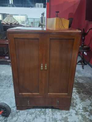 144 · GENTLEMAN'S ROBE