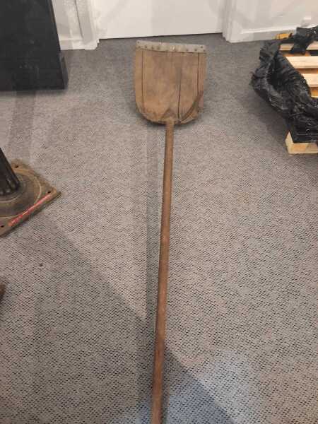 GRAIN SHOVEL