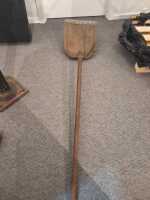GRAIN SHOVEL