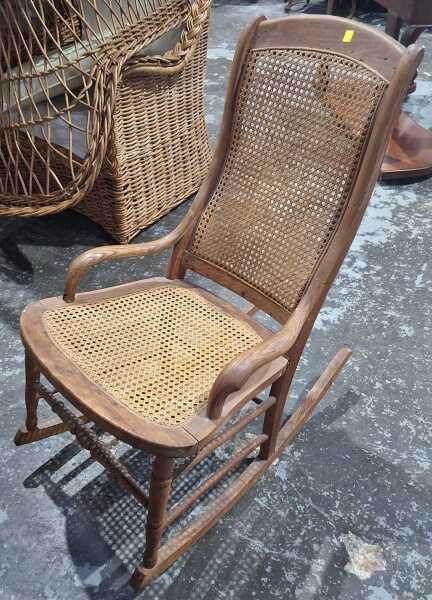 ROCKING CHAIR