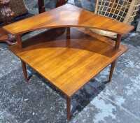CORNER TABLE