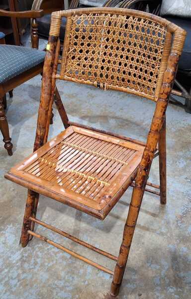 COLLAPSIBLE CHAIR