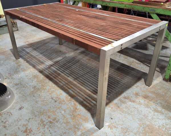 OUTDOOR TABLE