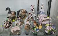 FIGURINES