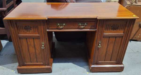 KNEEHOLE DESK