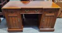 KNEEHOLE DESK