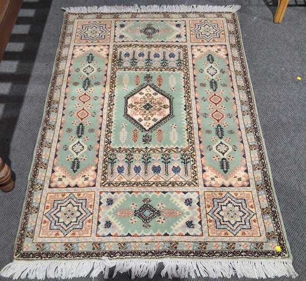FLOOR RUG