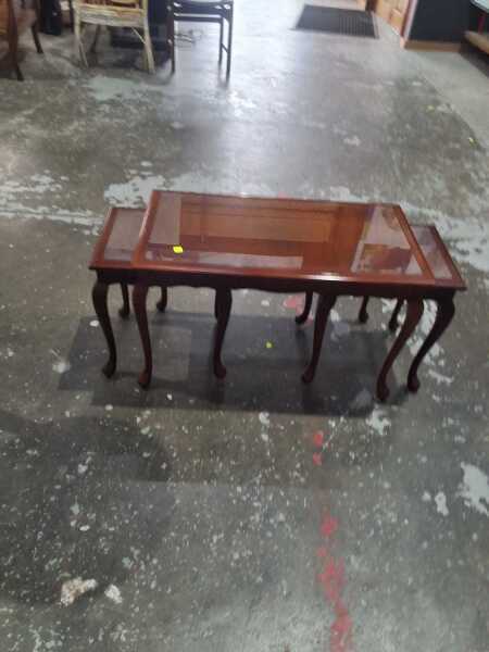 NESTING TABLES