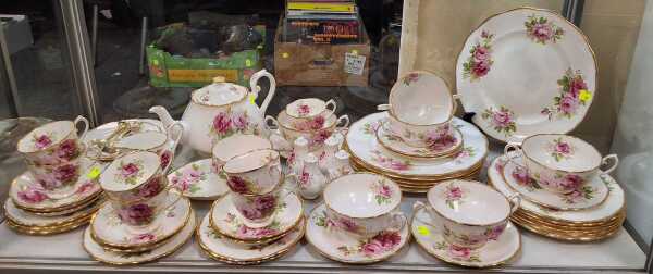 ROYAL ALBERT DINNER SERVICE