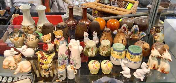 SALT & PEPPER SHAKERS