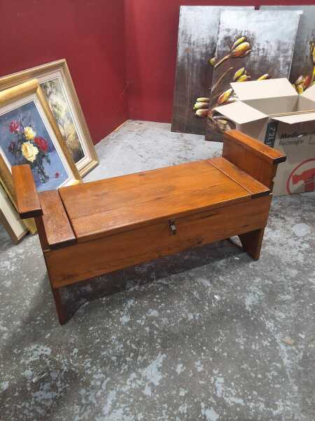 HALL SEAT