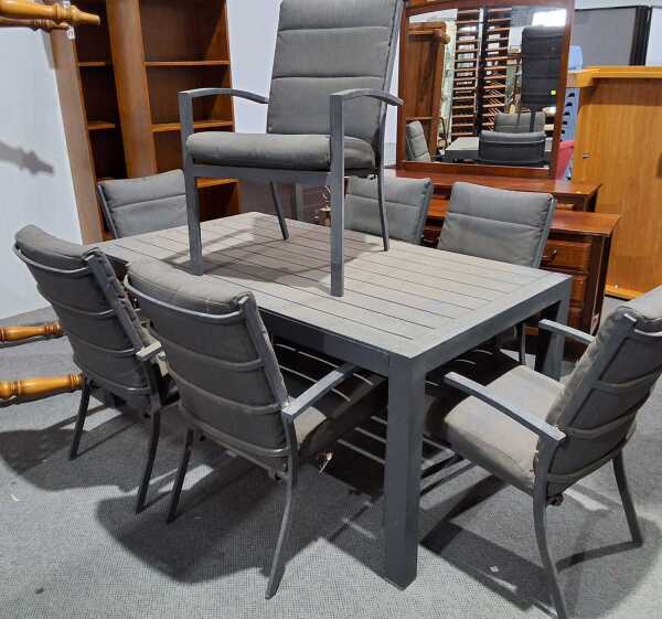 OUTDOOR DINING SUITE