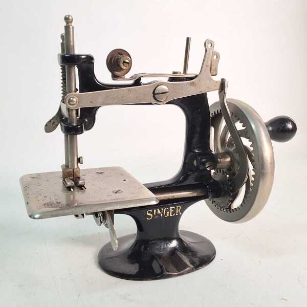 CHILDS SEWING MACHINE