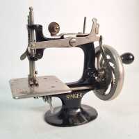 CHILDS SEWING MACHINE