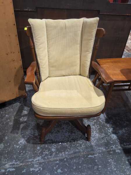 CAPTAINS CHAIR