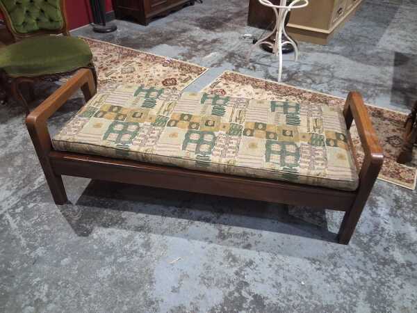 BENCH SEAT