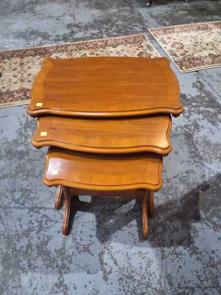 NESTING TABLES