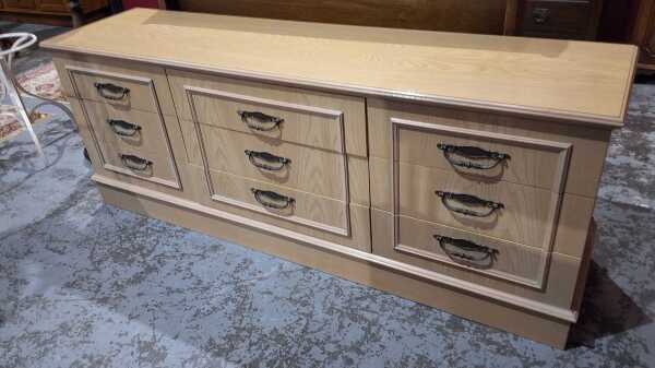 CHEST OF DRAWERS