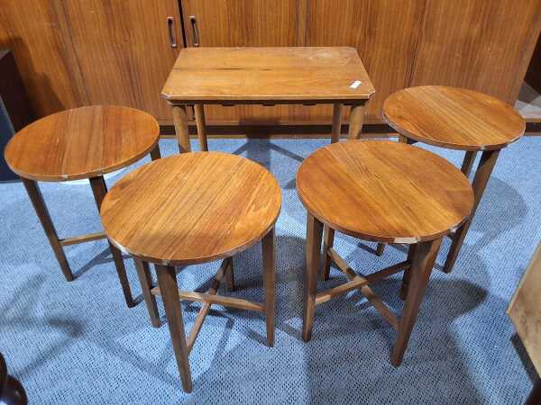 NESTING TABLES