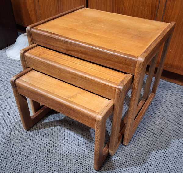NESTING TABLES