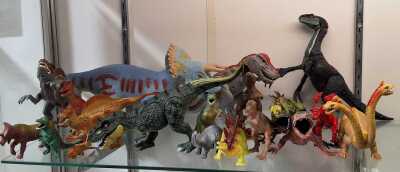 1423 · TOY DINOSAURS