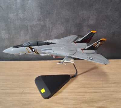 1409 · MODEL TOMCAT