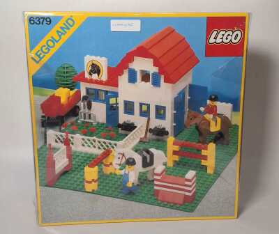 1402 · LEGO: RIDING STABLE