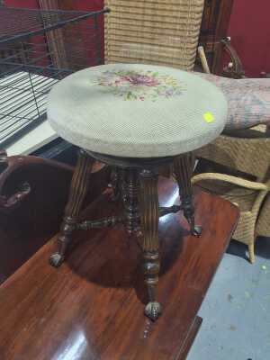 149 · PIANO STOOL