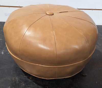220 · VINYL POUFFE
