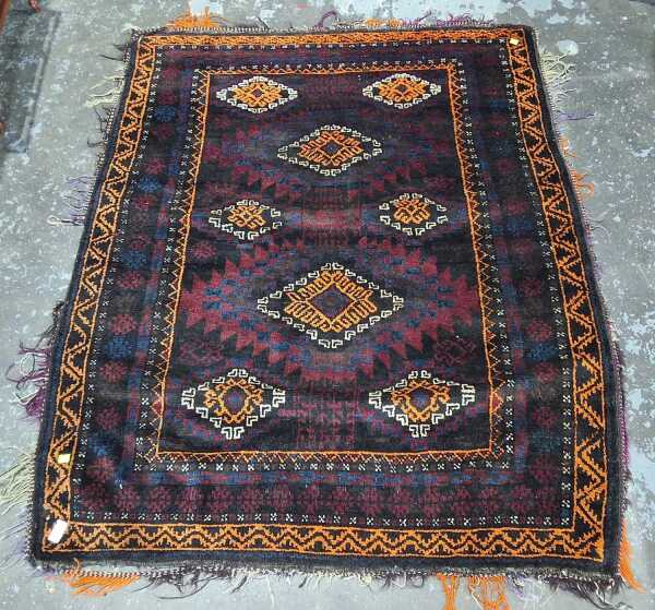 FLOOR RUG