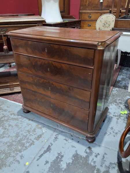 CHEST OF DRAWERS