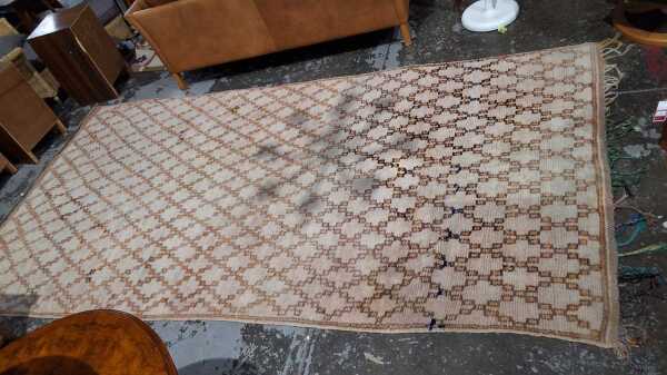 FLOOR RUG