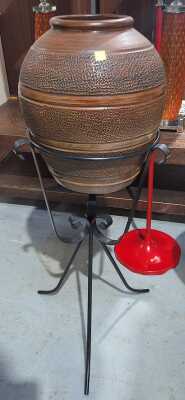 Pot With Stand