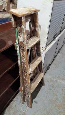 VINTAGE STEP LADDER