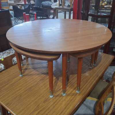 NESTING TABLE