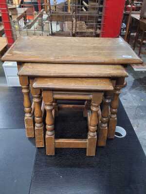 NESTING TABLES