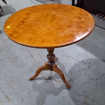 TILT TOP TABLE