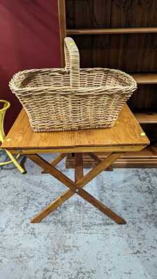 FOLDING TABLE AND BASKET