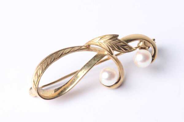 GOLD BROOCH